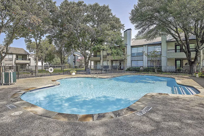 pool at Hunters Glen Apartments
