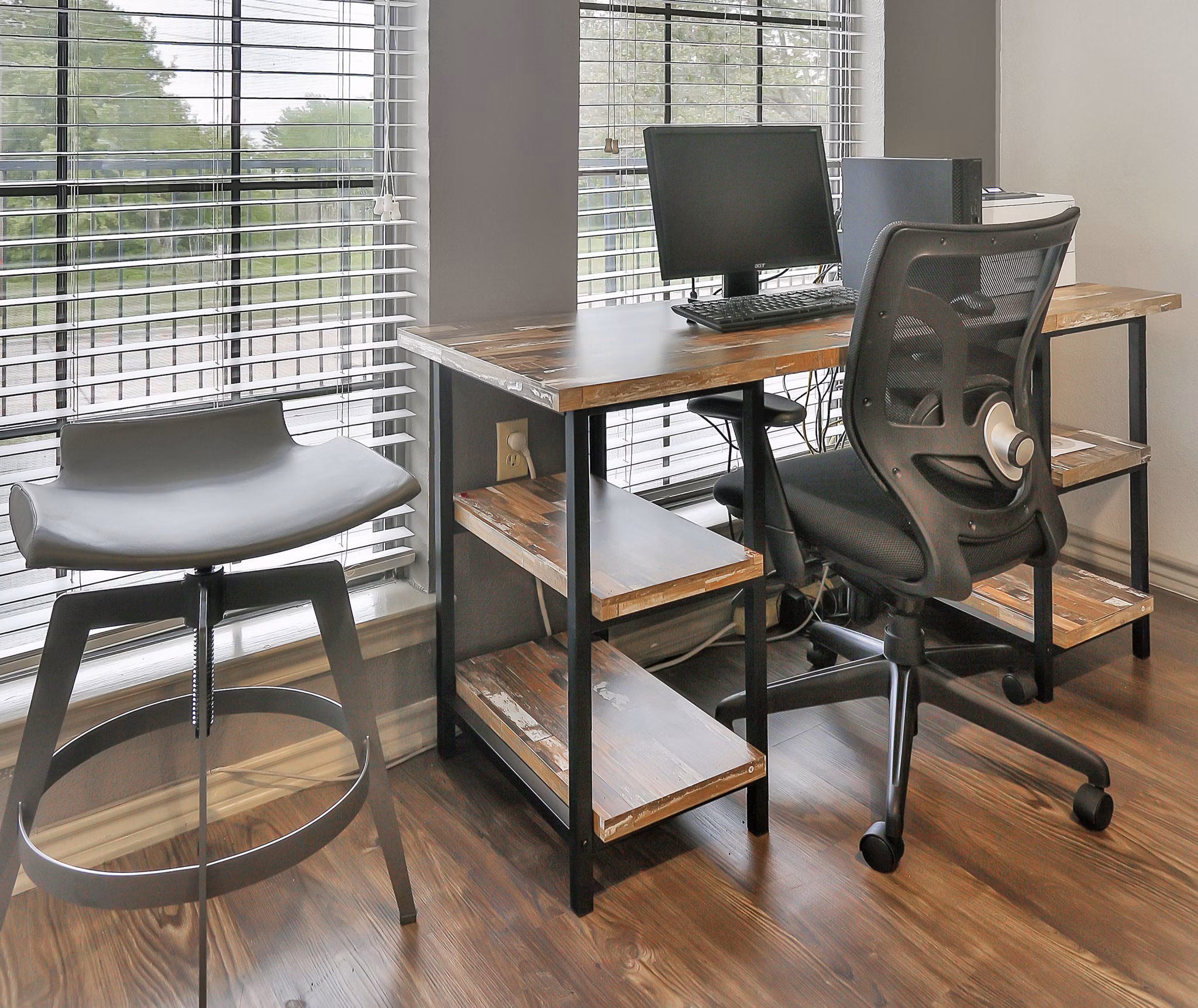 clubhouse business center at Lake Colony Apartments