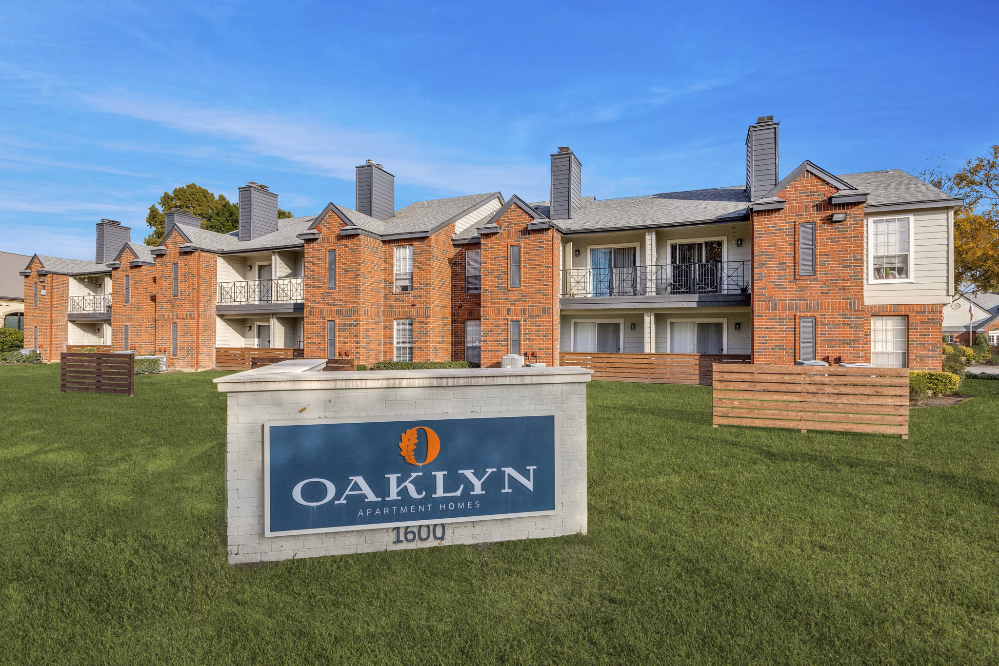 signage/building/exterior at Oaklyn Apartments