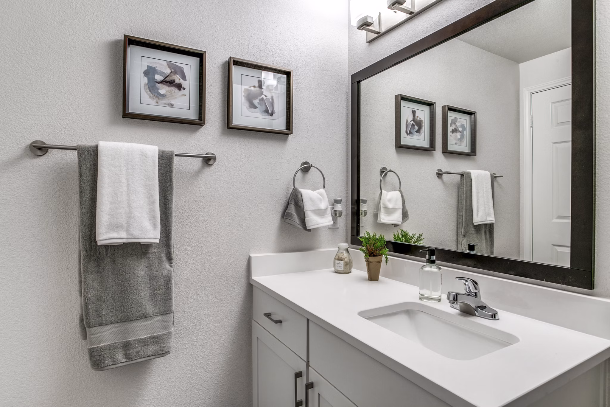 bathroom at Saratoga Apartments
