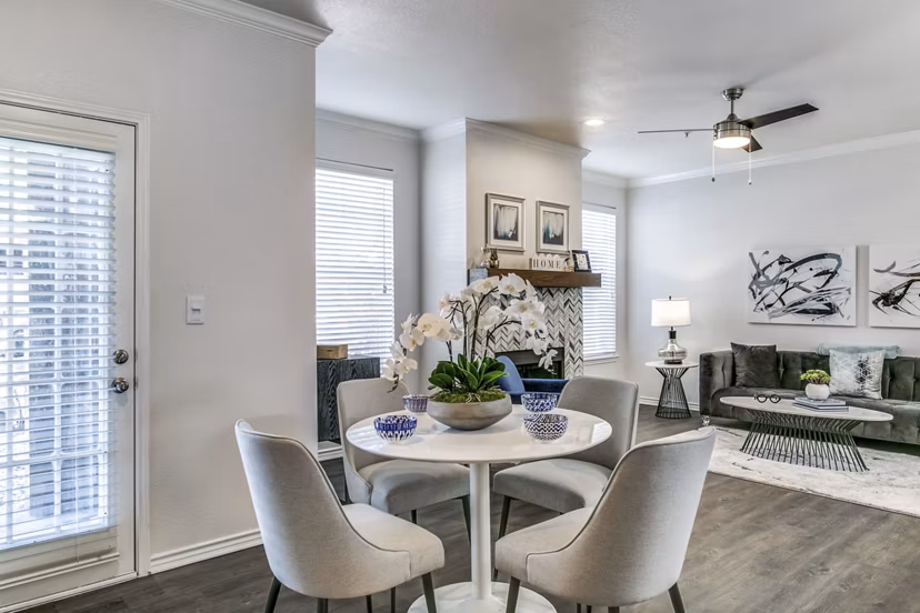 dining room at Saratoga Apartments