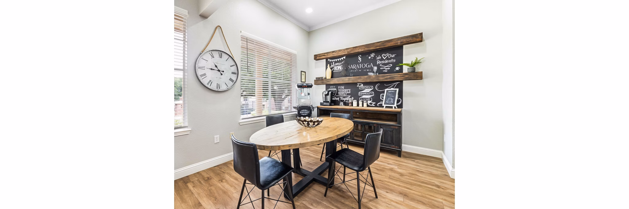 dining room at Saratoga Apartments