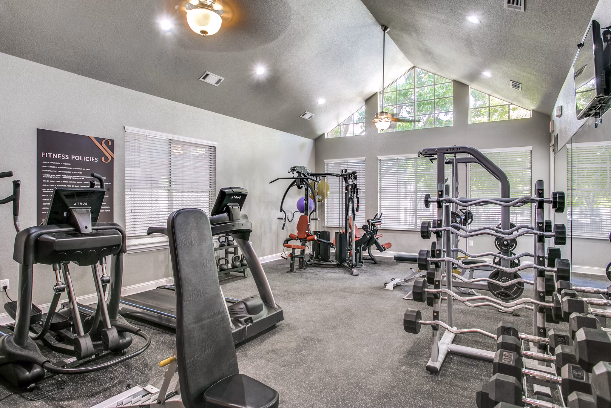 fitness center at Saratoga Apartments