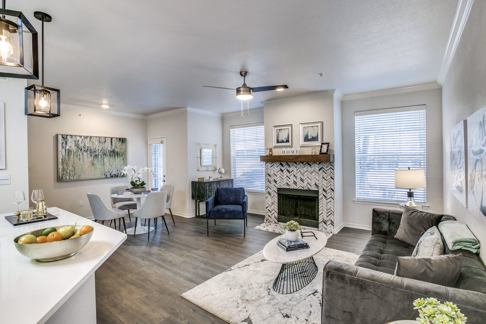 living room at Saratoga Apartments