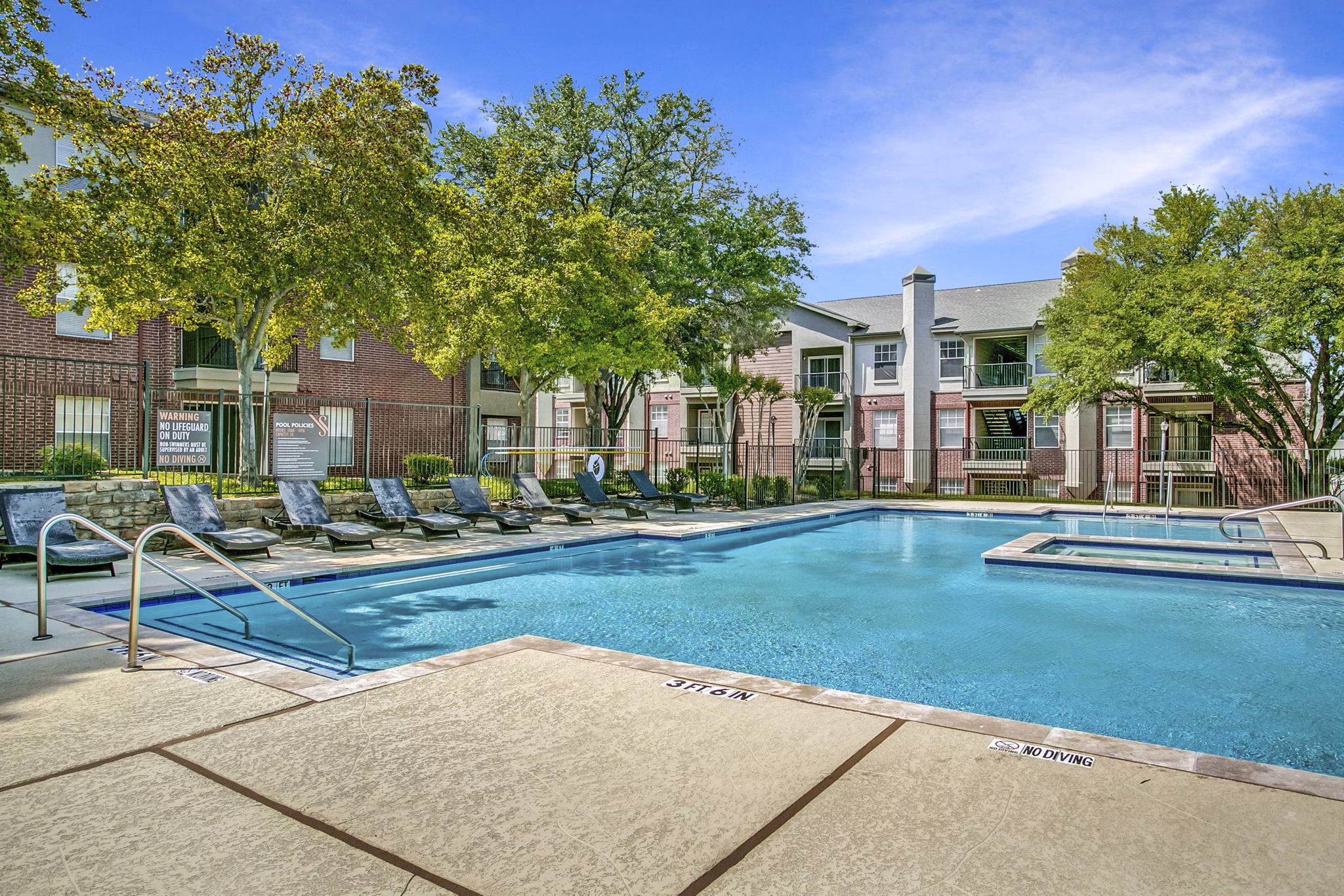pool at Saratoga Apartments