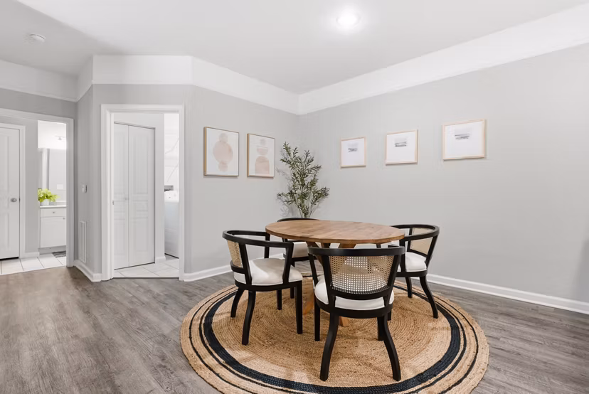 dining room at Avana Oakbrook Apartments
