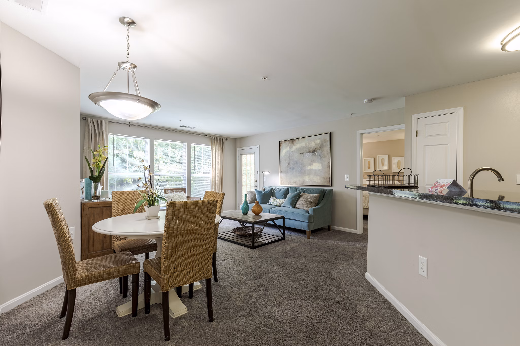 dining room at Arbor Ridge Apartments