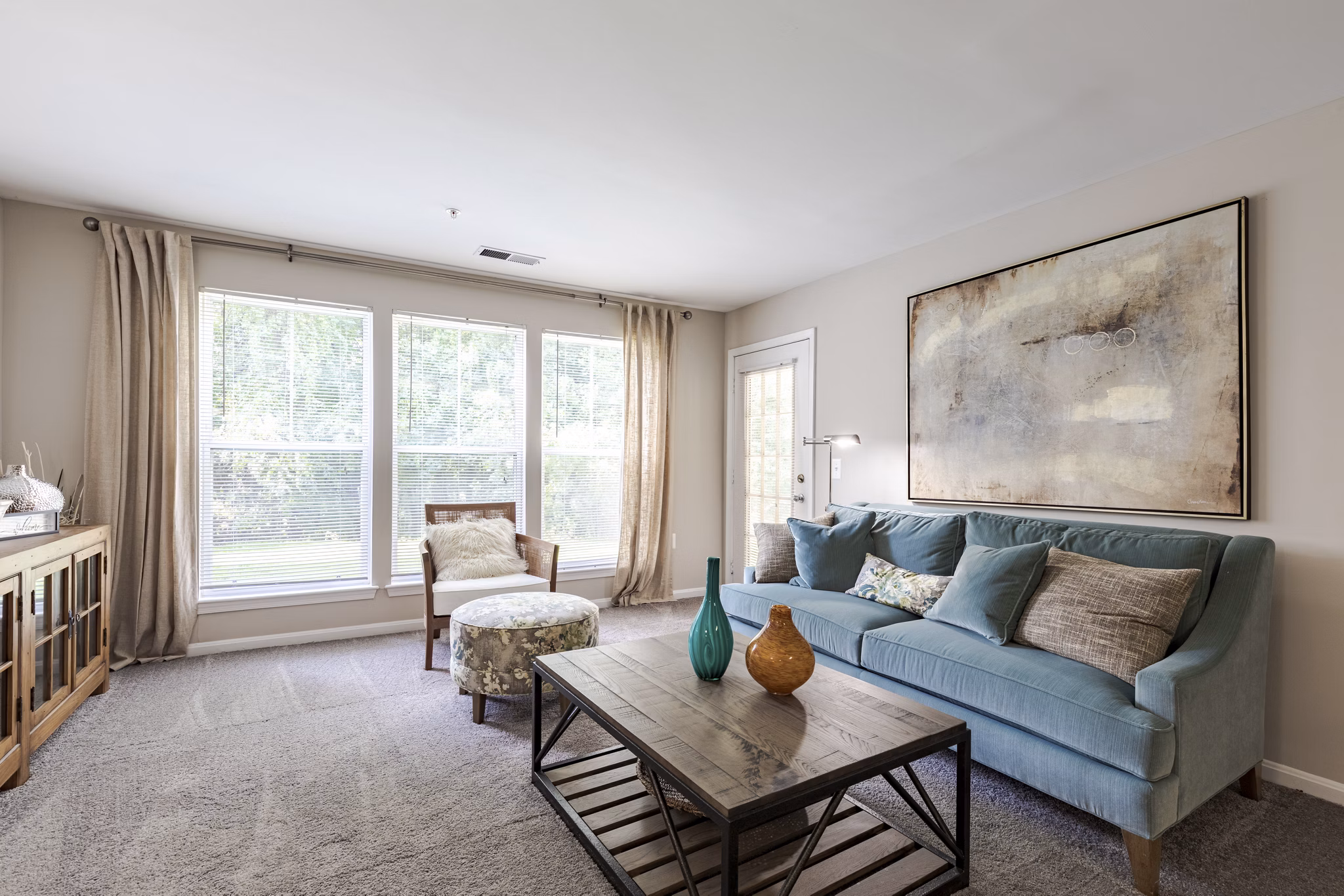 living room at Arbor Ridge Apartments