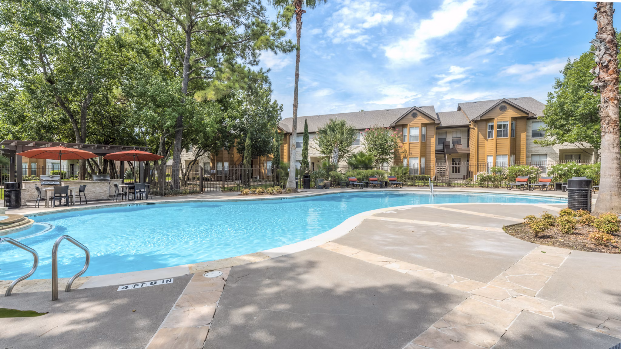 pool at Stone Brook Apartments
