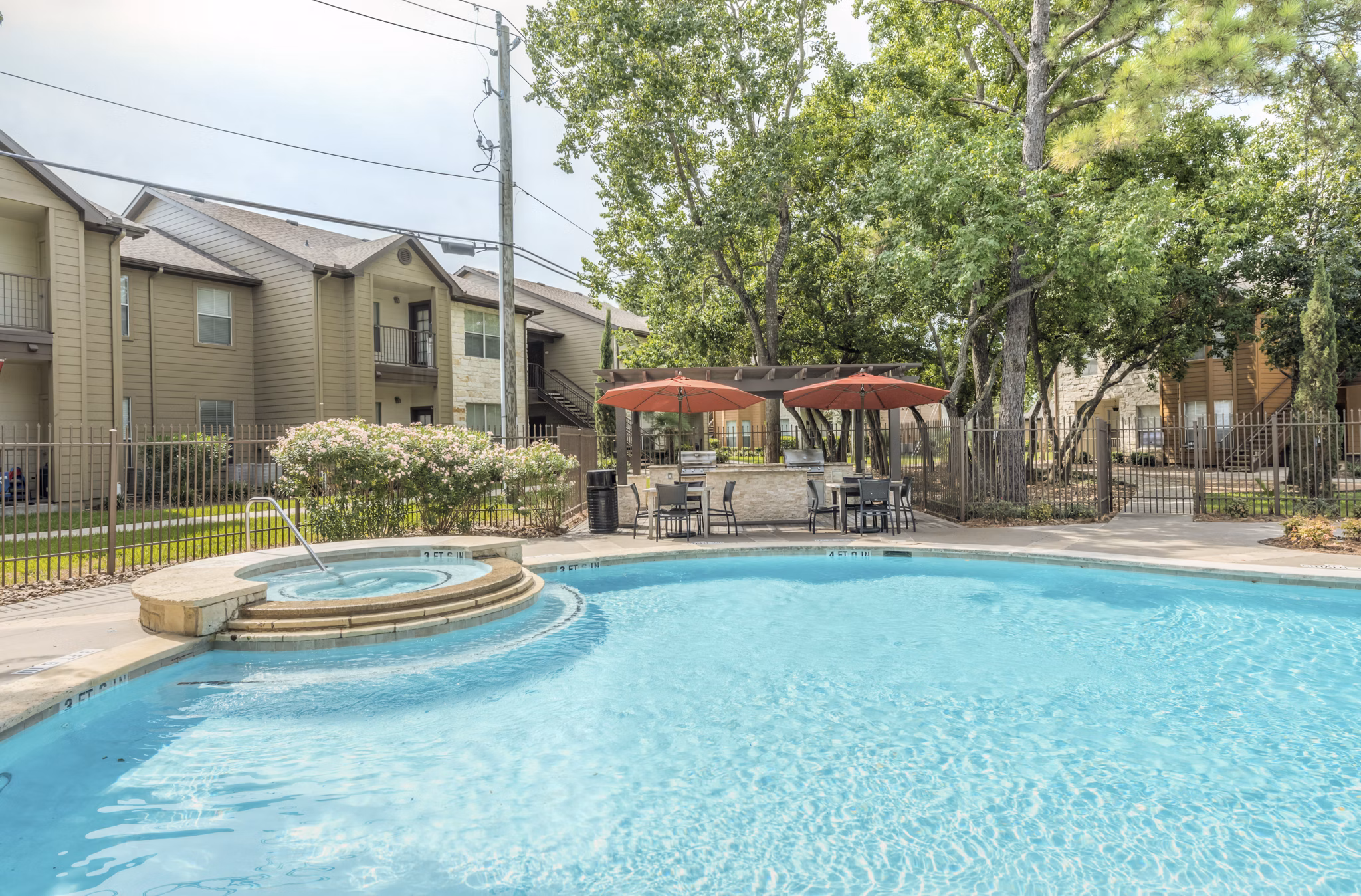 pool at Stone Brook Apartments