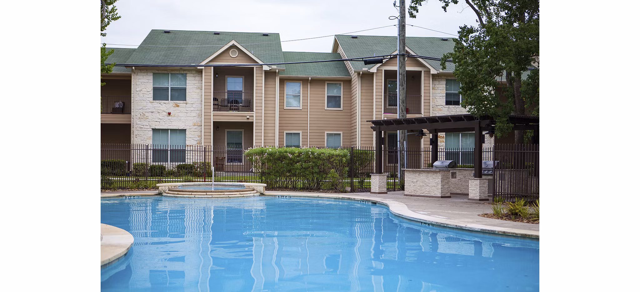 pool at Stone Brook Apartments