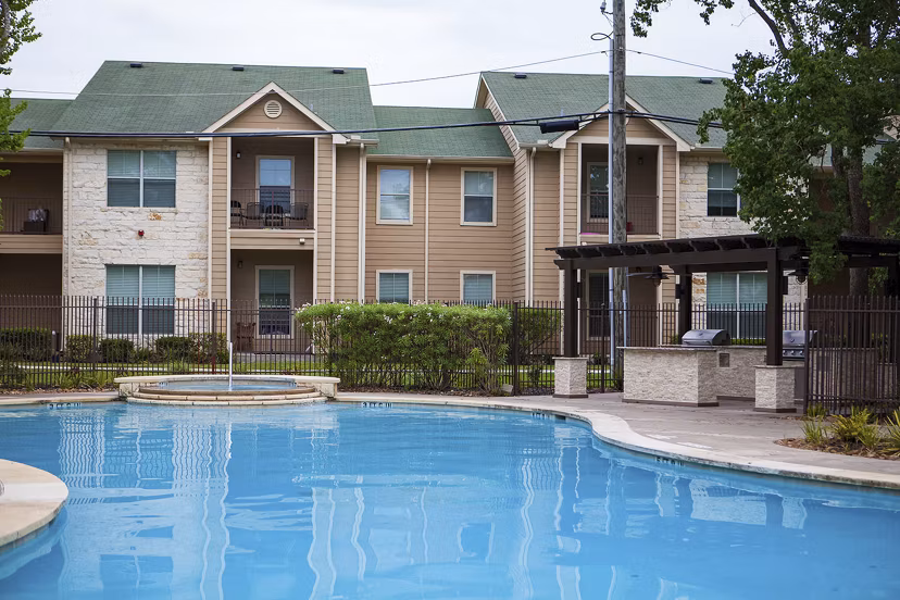 pool at Stone Brook Apartments