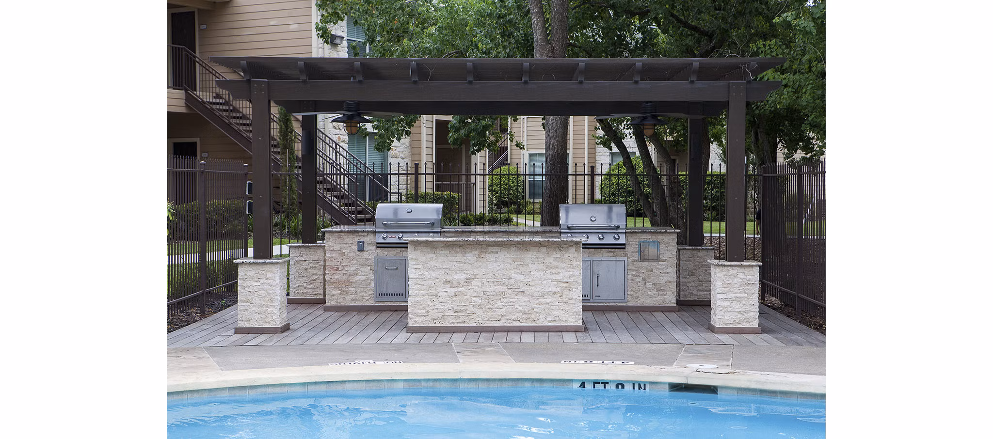 pool at Stone Brook Apartments