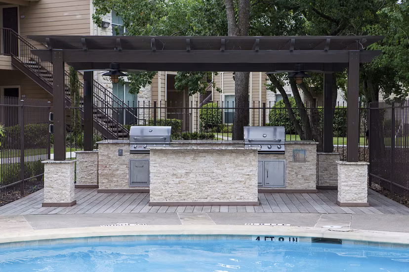pool at Stone Brook Apartments