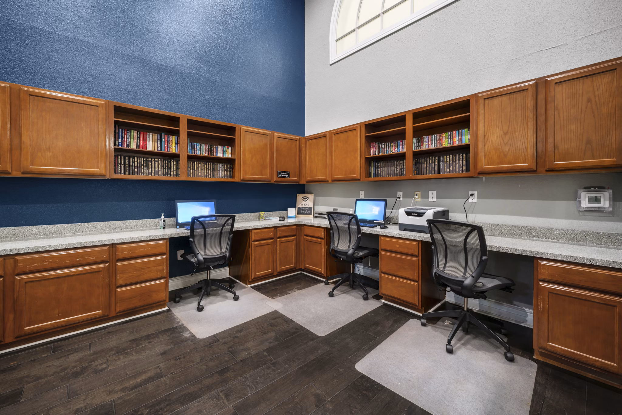 clubhouse business center at Inwood on the Park Apartments