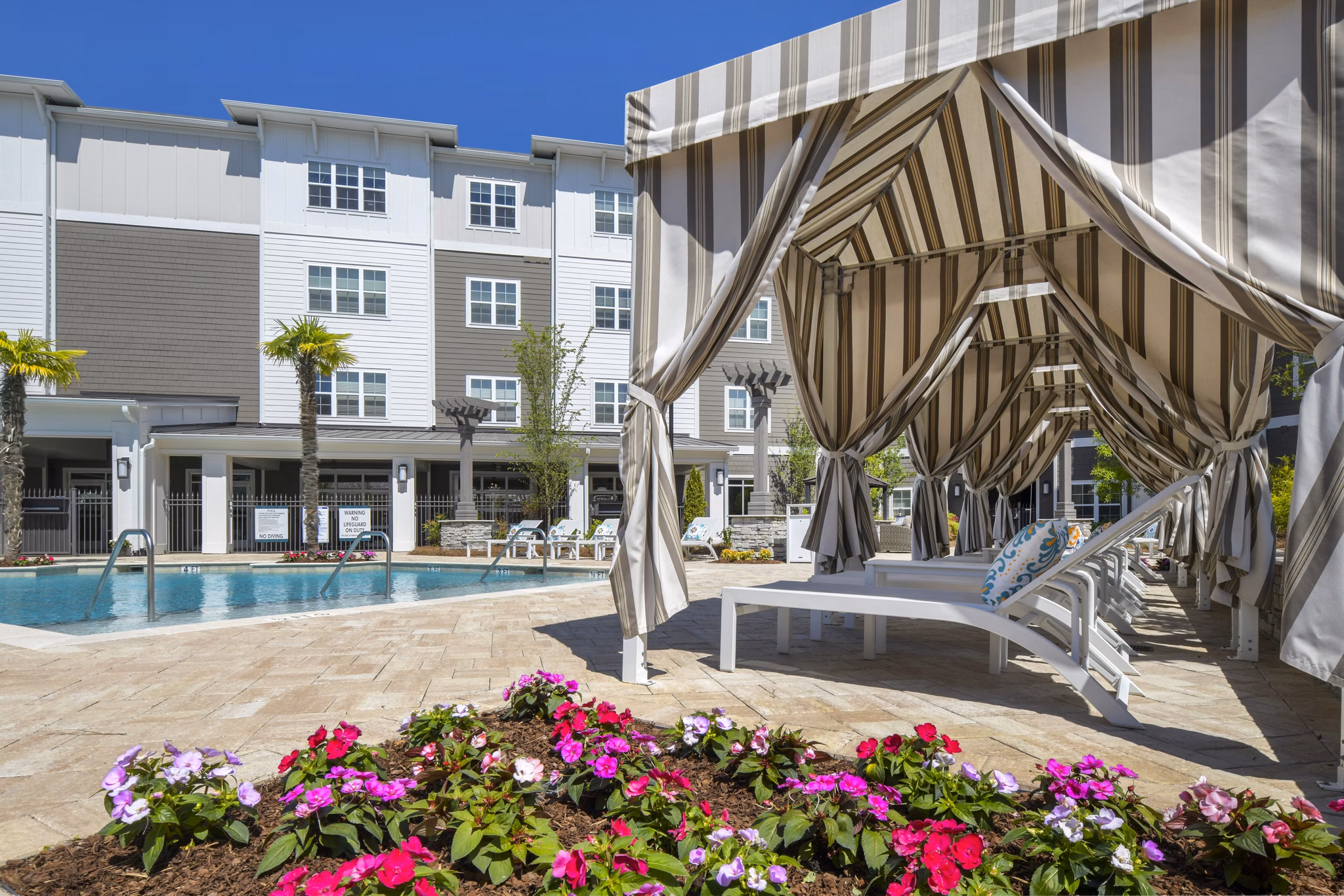 pool at Amberleigh South Apartments