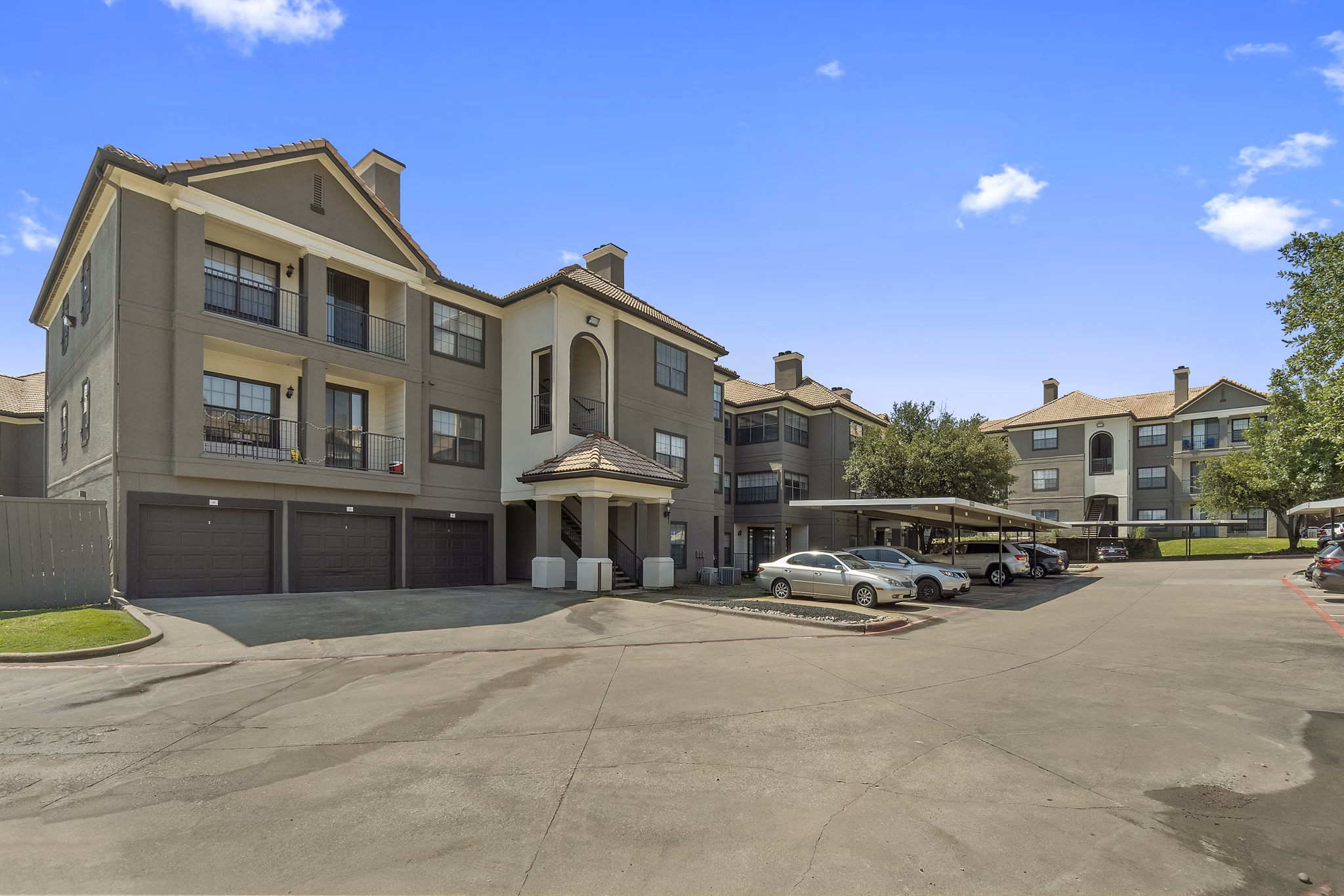 exterior at The Lyndon Apartments