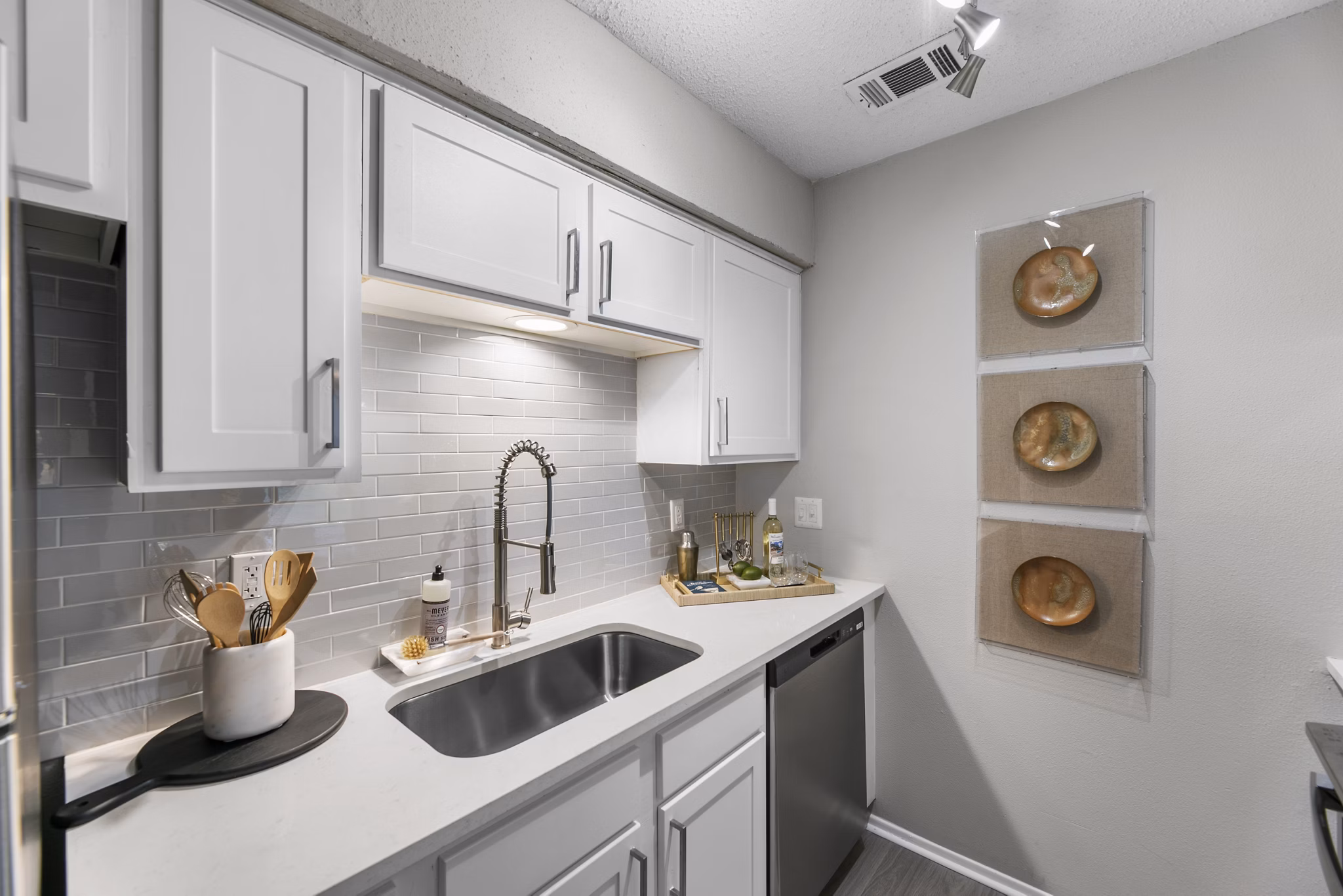 kitchen at The Retreat at River Ranch Apartments 