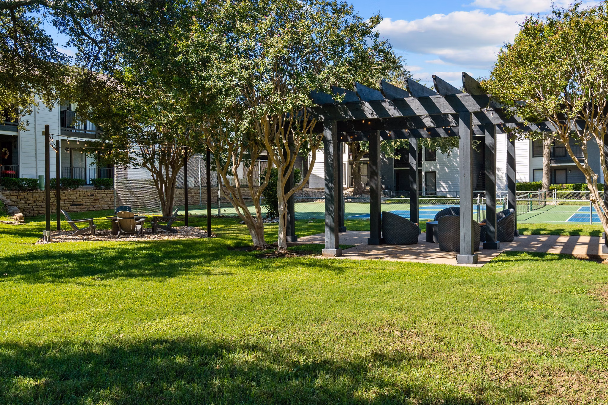 grill area at The Retreat at River Ranch Apartments 