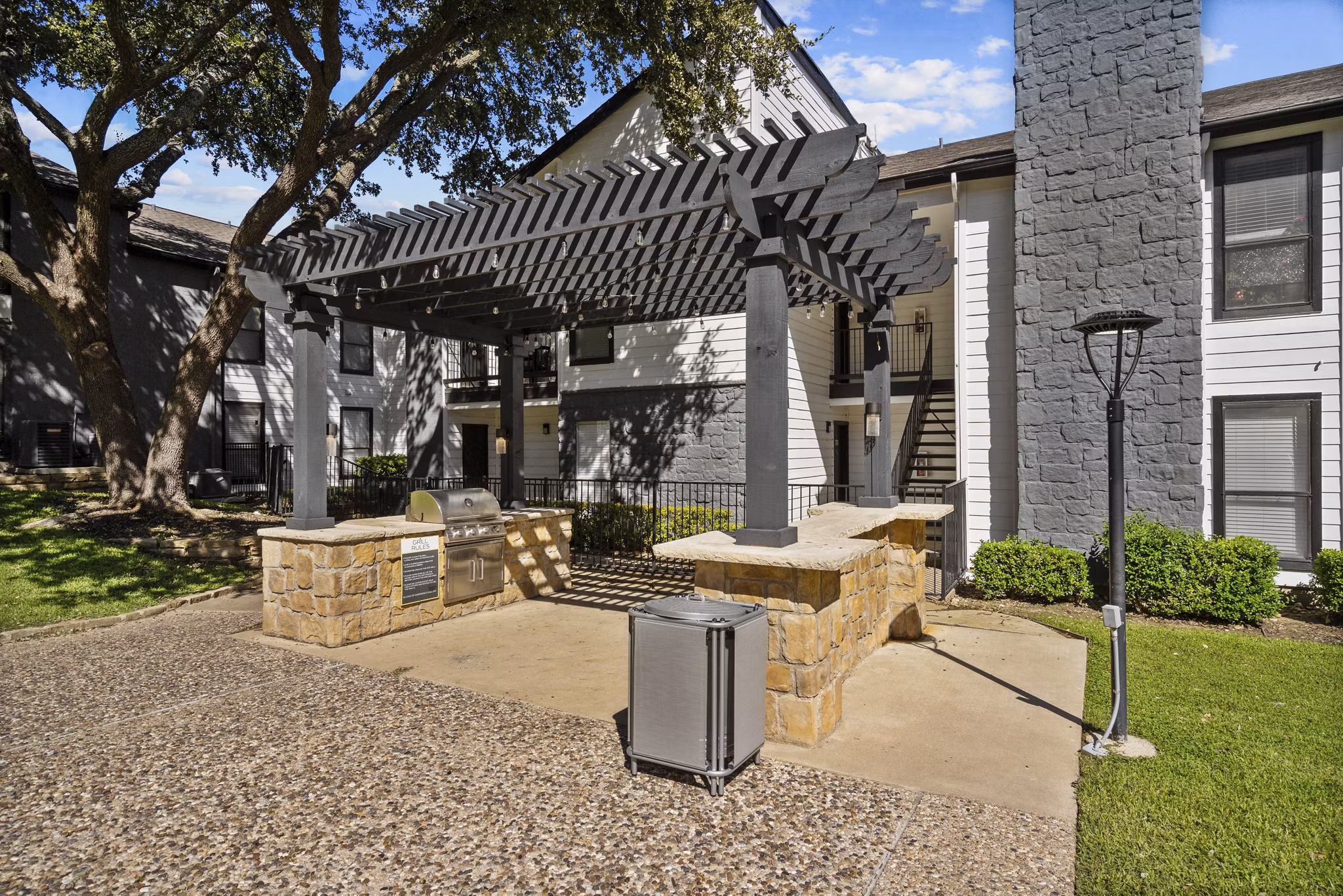grill area at The Retreat at River Ranch Apartments 