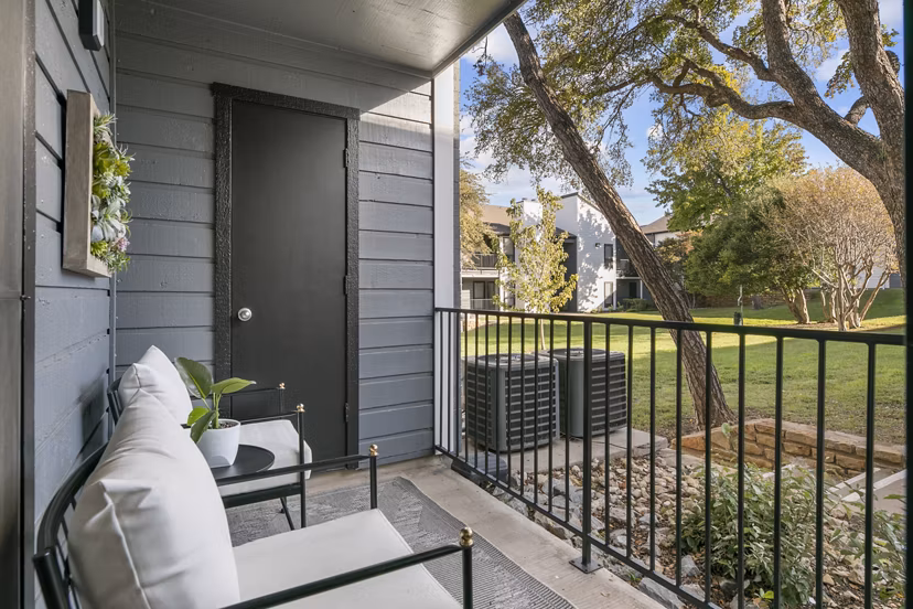 grill area at The Retreat at River Ranch Apartments 