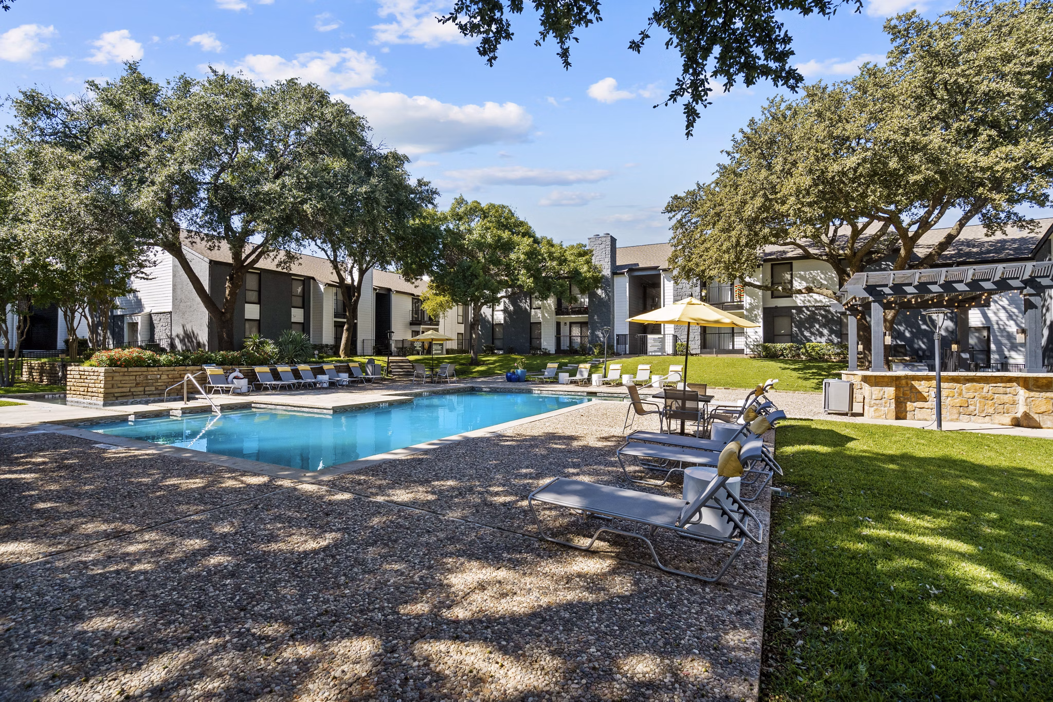 pool at The Retreat at River Ranch Apartments 