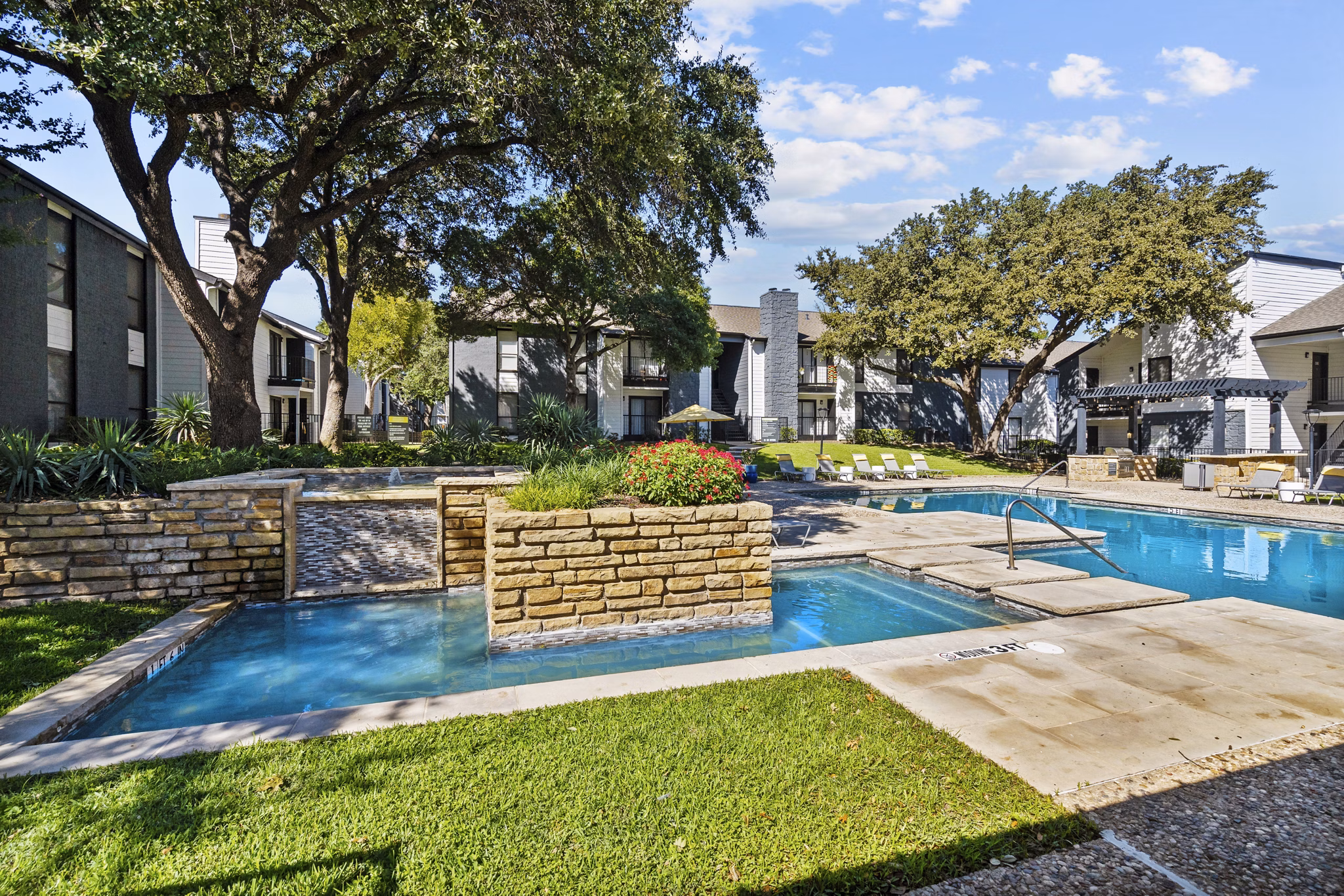 pool at The Retreat at River Ranch Apartments 