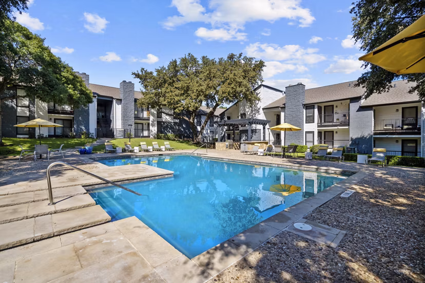 pool at The Retreat at River Ranch Apartments 