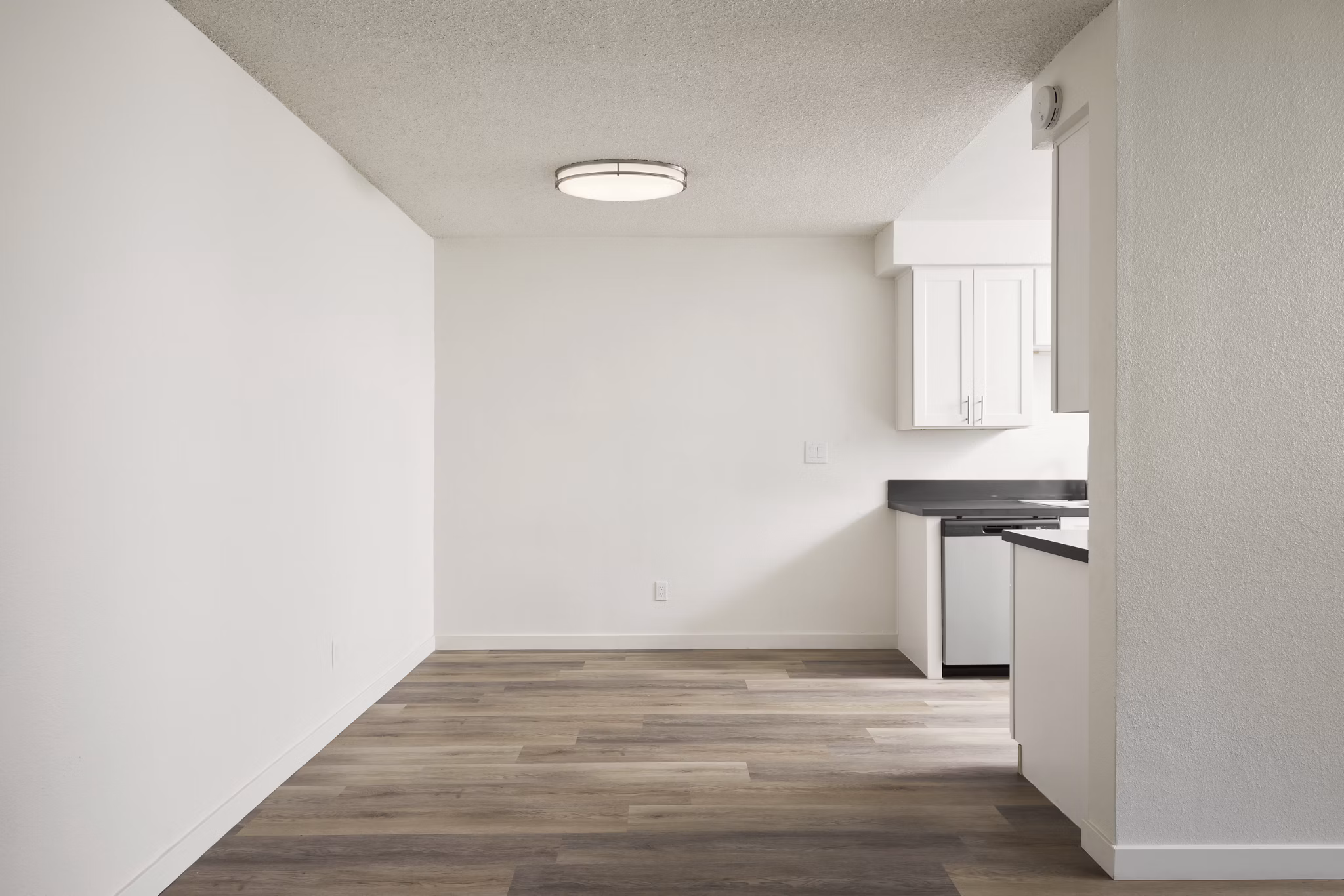 dining area at Lakeside Place Apartments