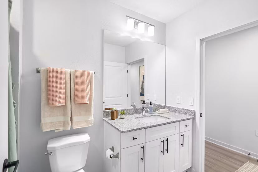 bathroom at Lake Maggiore Apartments