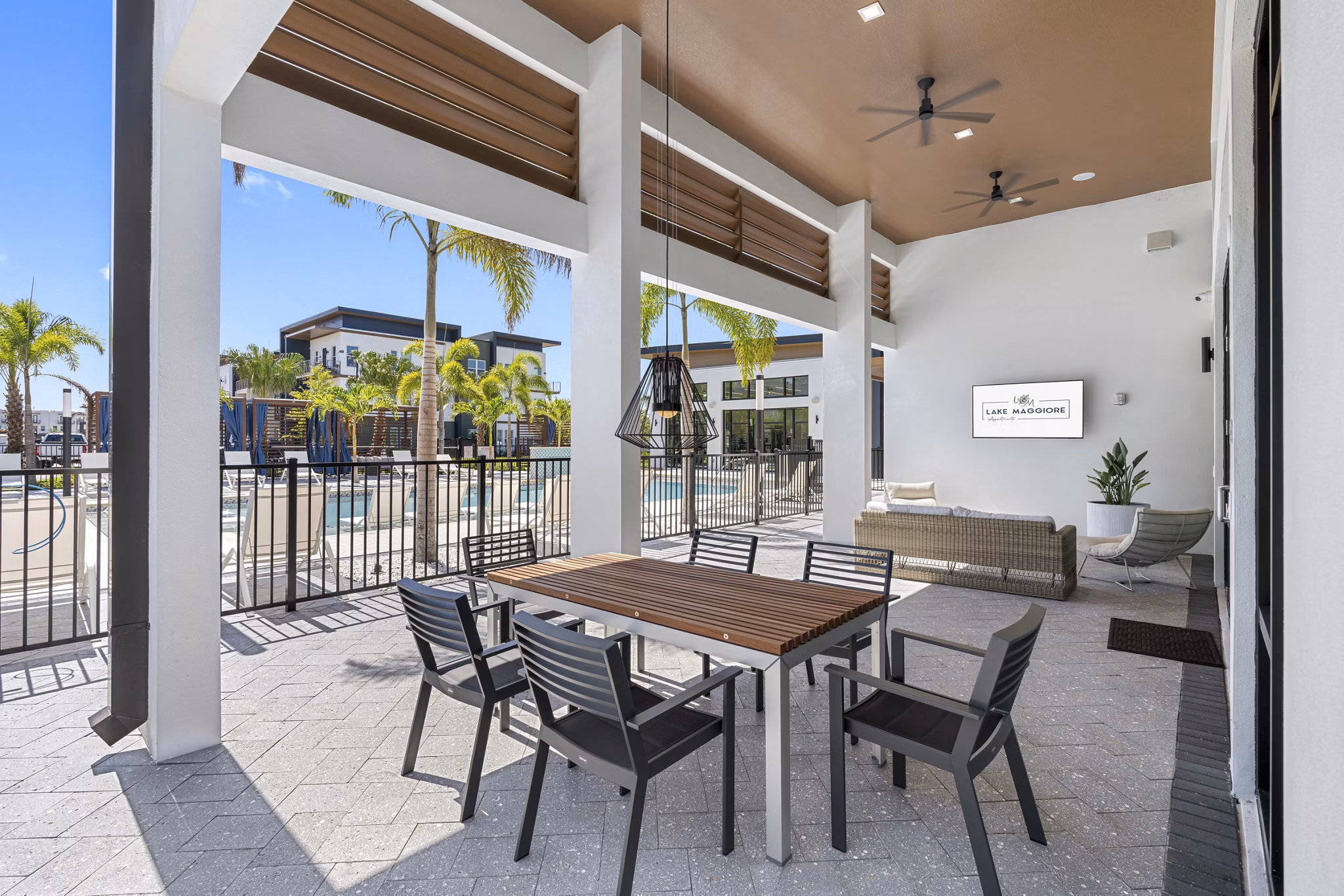 grill area at Lake Maggiore Apartments