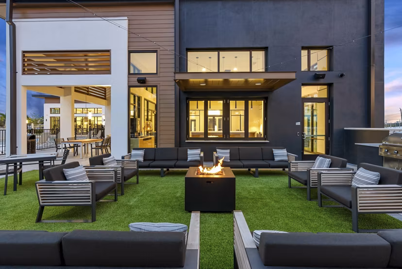 grill area at Lake Maggiore Apartments