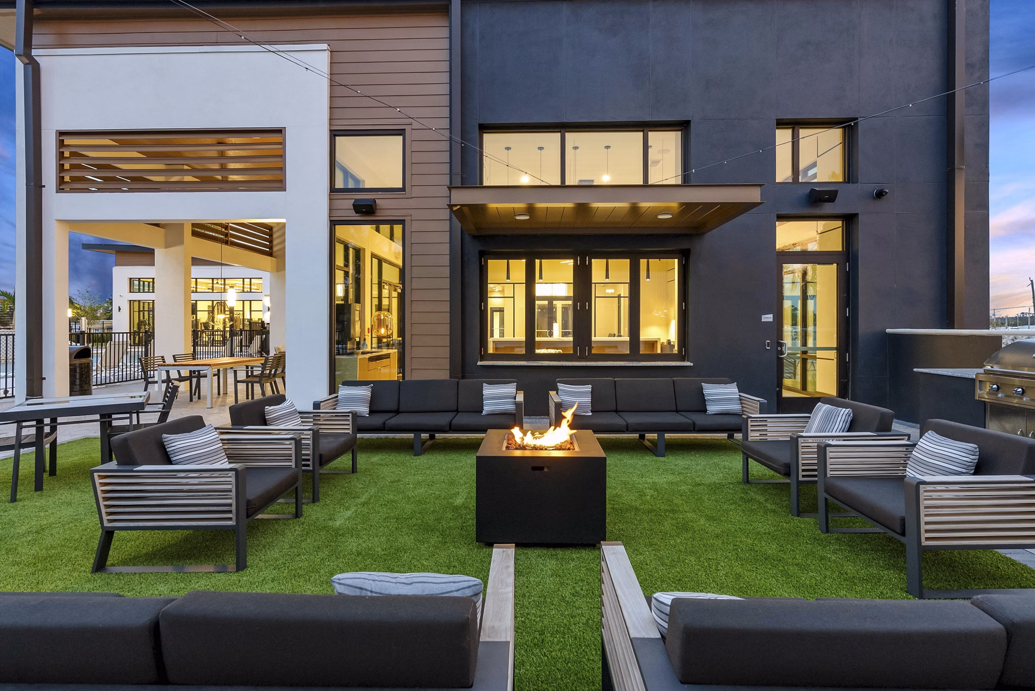 grill area at Lake Maggiore Apartments