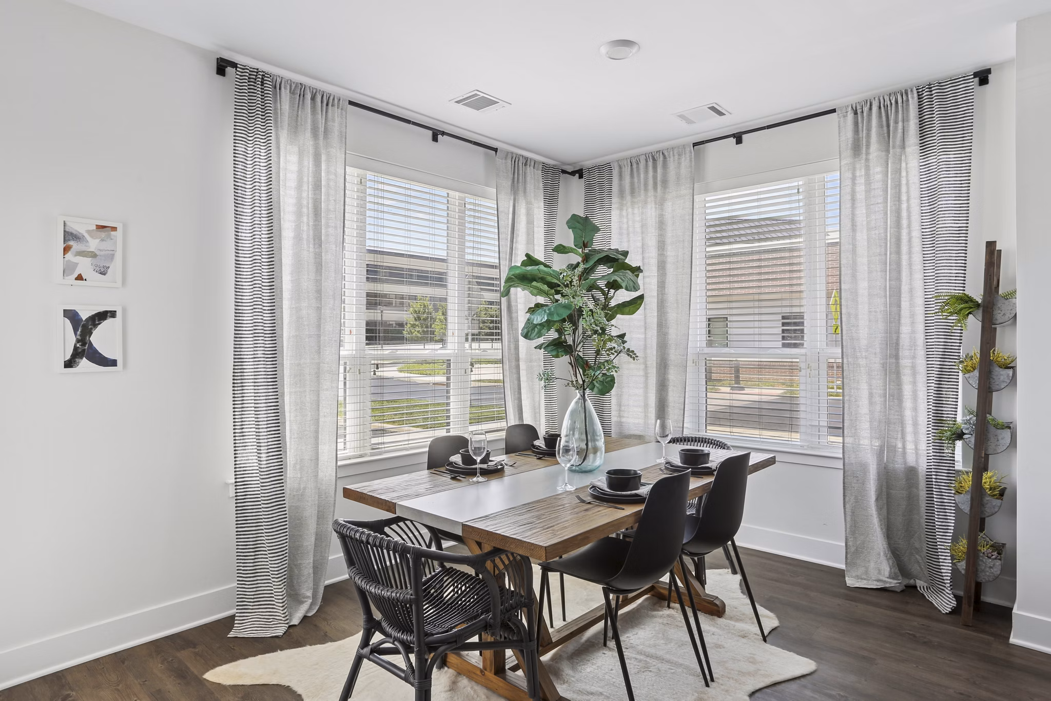 dining room at Arlo Apartments