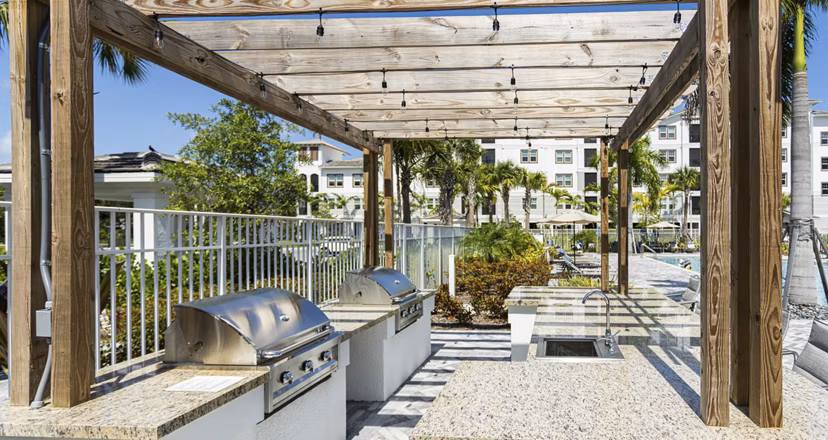 grill area at Everleigh Palm Beach Gardens Apartments