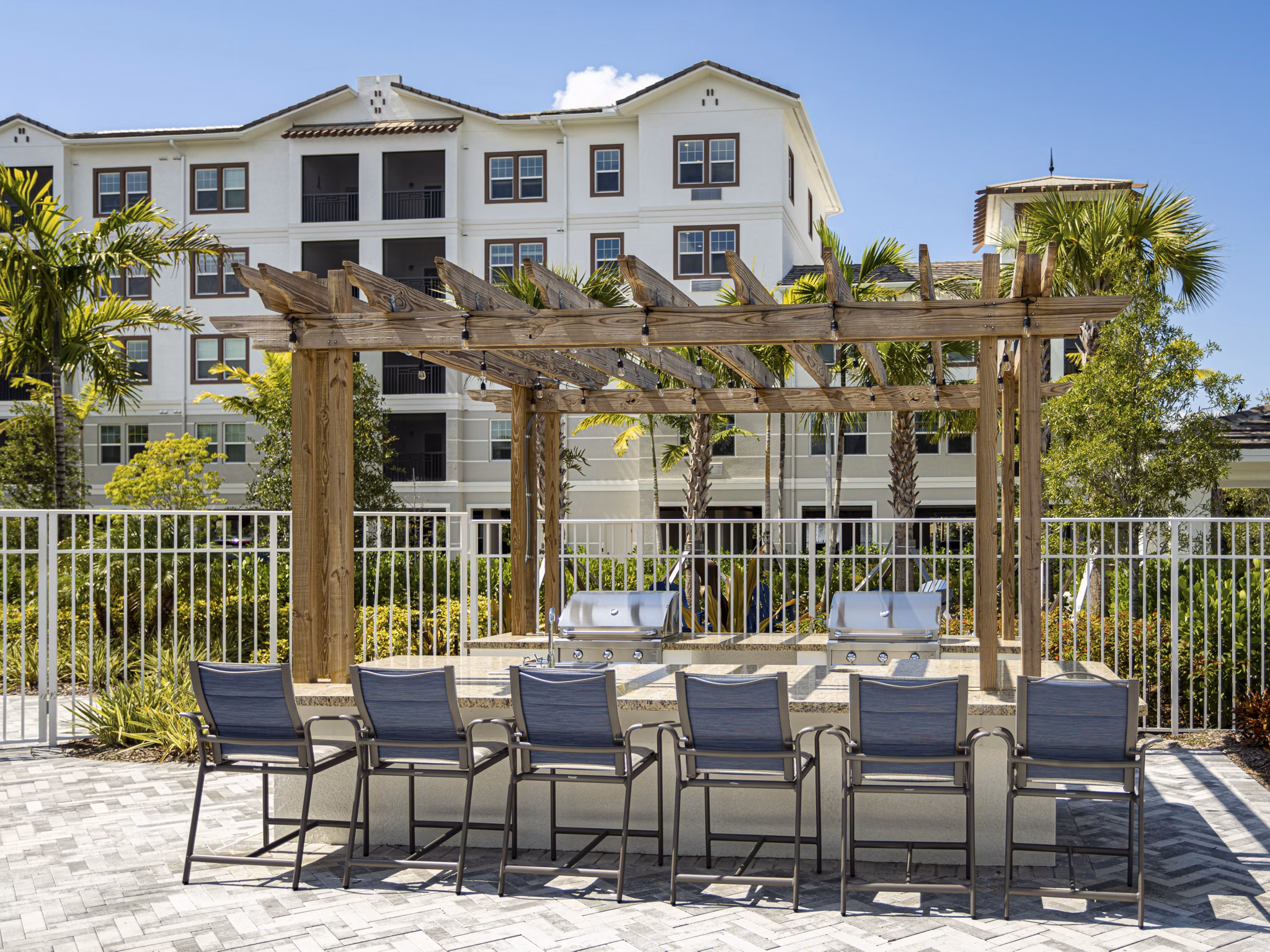 grill area at Everleigh Palm Beach Gardens Apartments