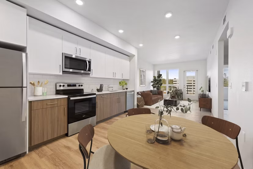 dining room at Lincoln Landing Apartments
