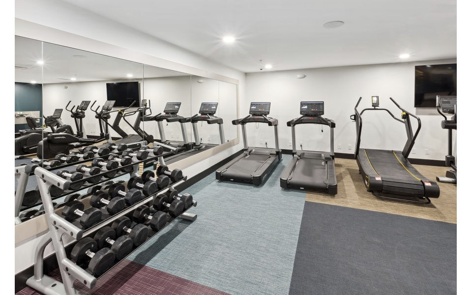fitness center at Lincoln Landing Apartments