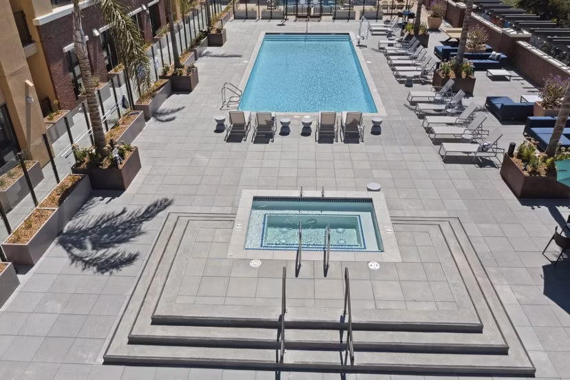 pool at Lincoln Landing Apartments