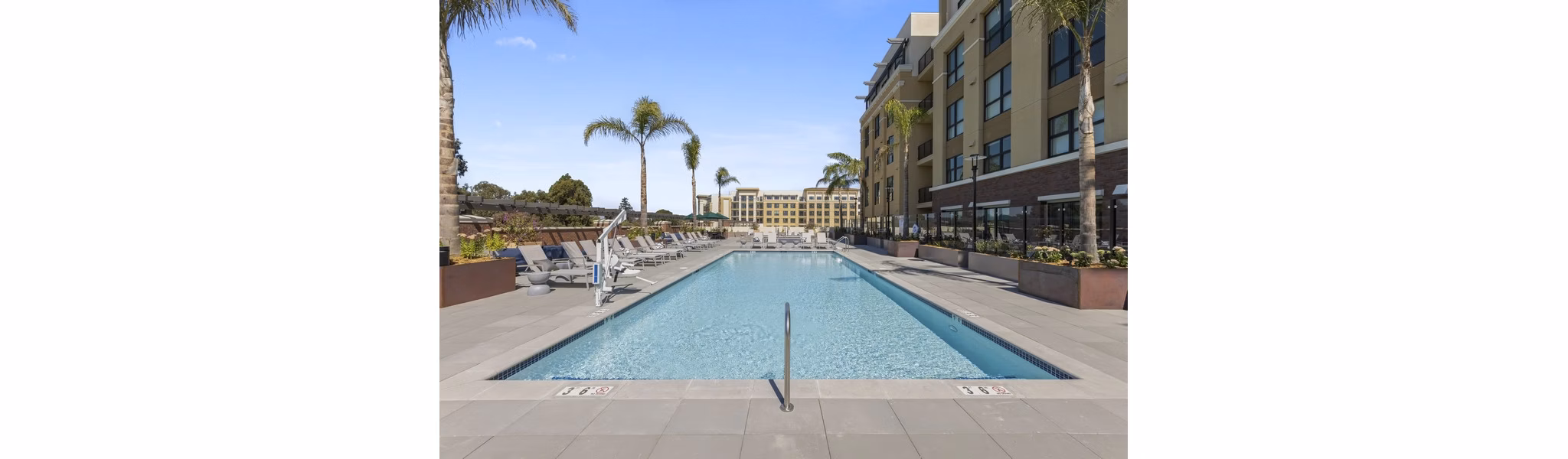 pool at Lincoln Landing Apartments