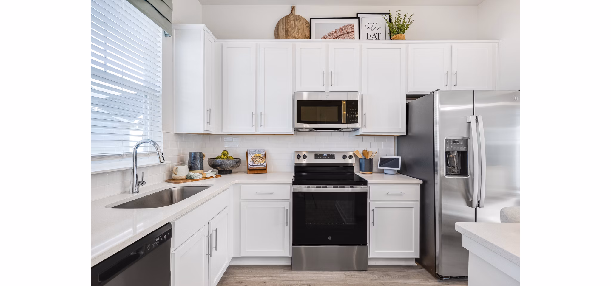 kitchen at Yardly Laveen Spectrum Apartments