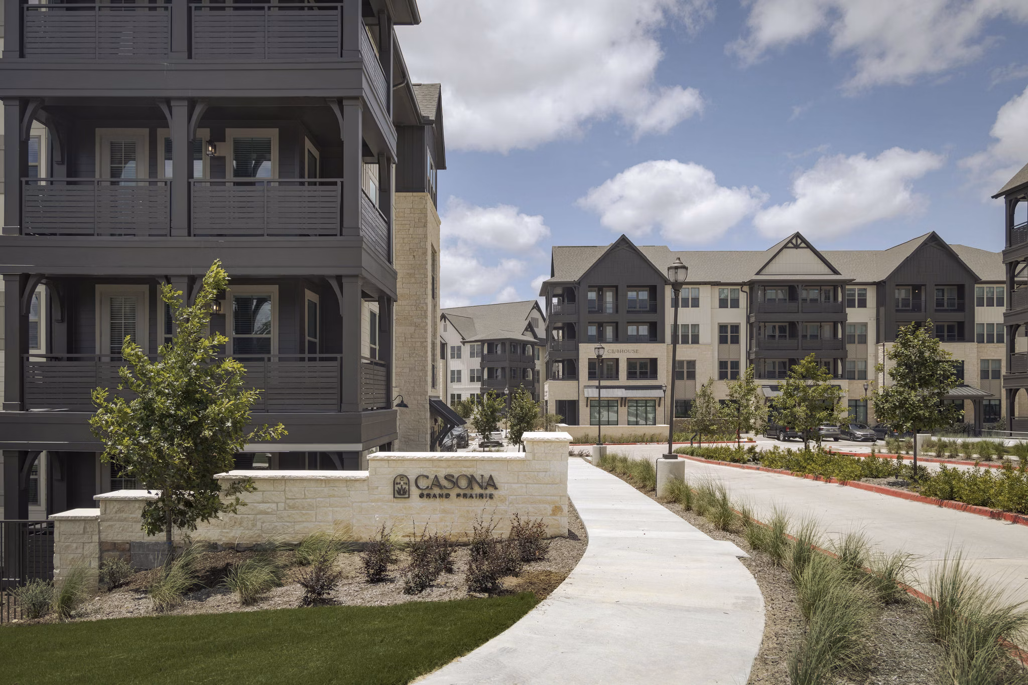 Building/Exterior at Casona Apartments