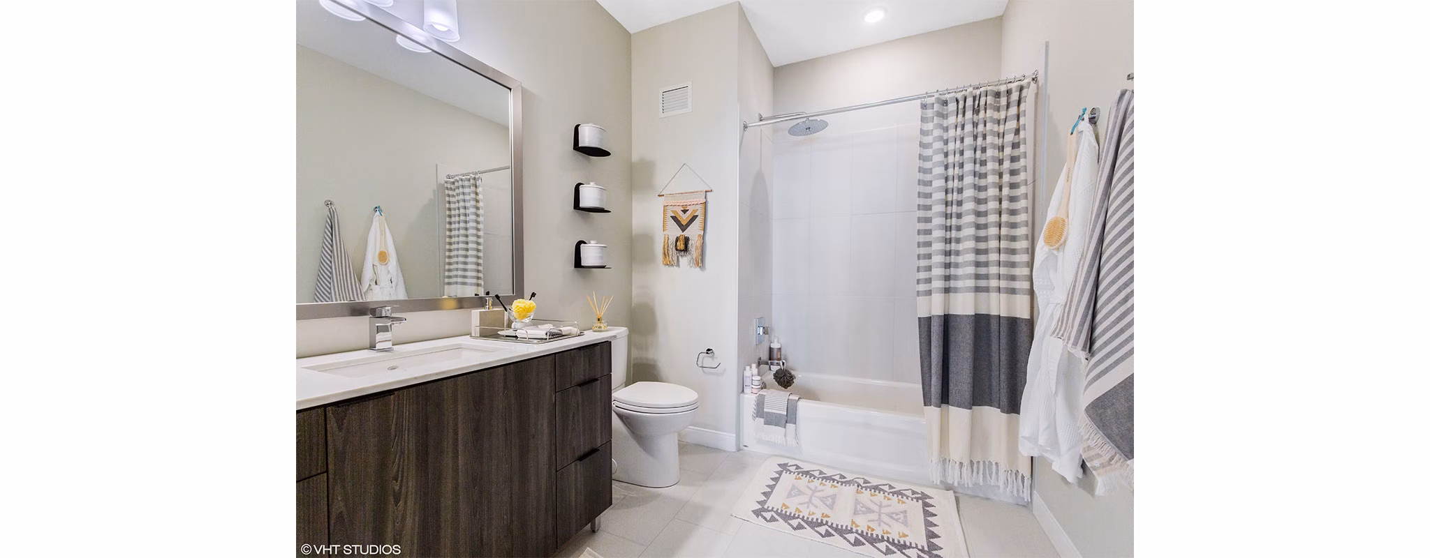 Bathroom at Albion Oak Park Apartments