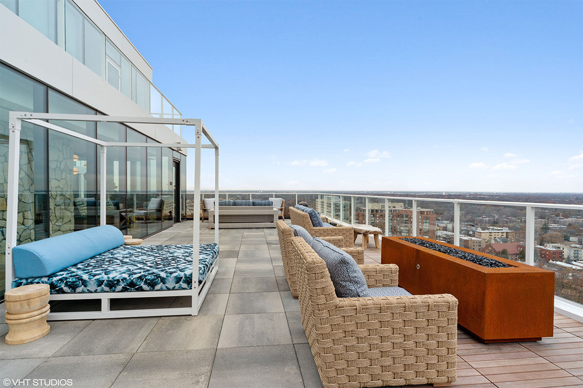 Roof deck at Albion Oak Park