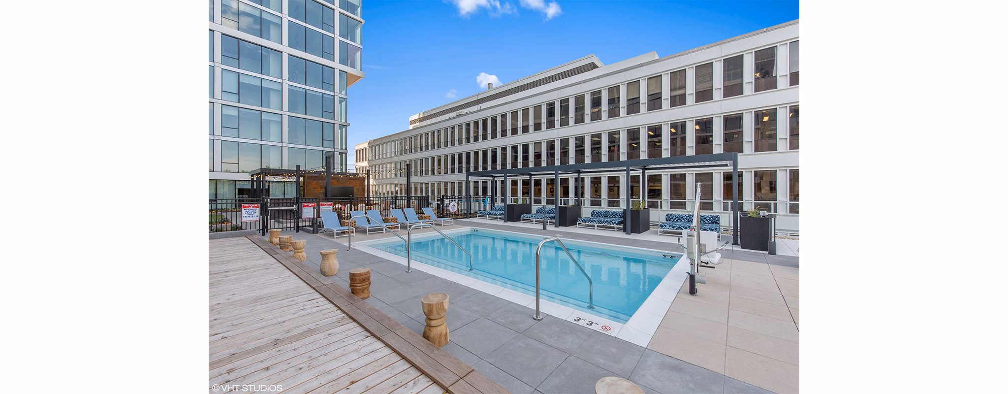 Pool at Albion Oak Park Apartments