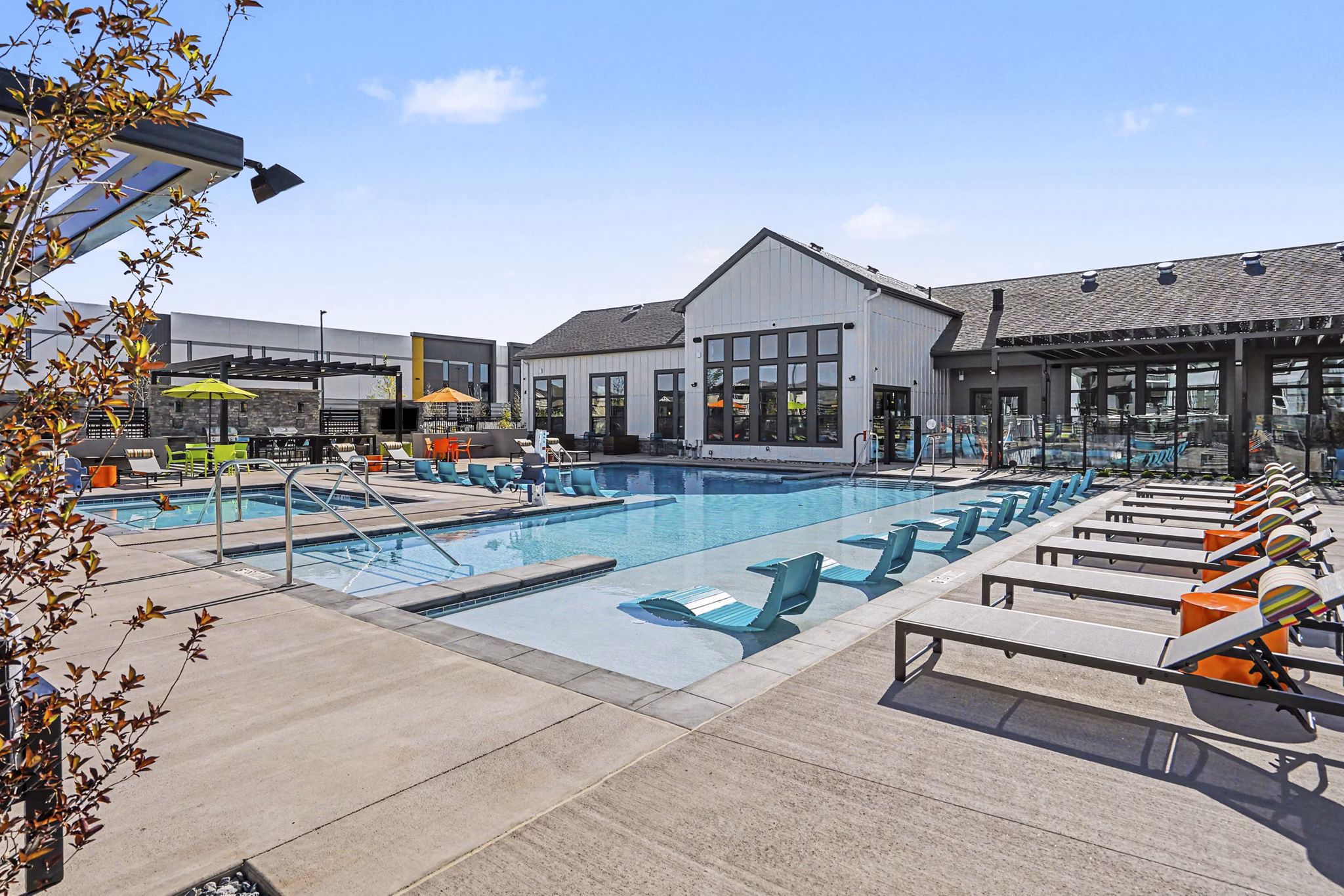 pool at Outlook Horizons Apartments 