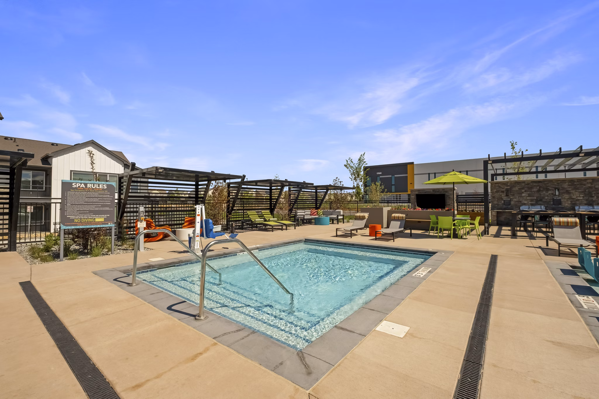 pool at Outlook Horizons Apartments 