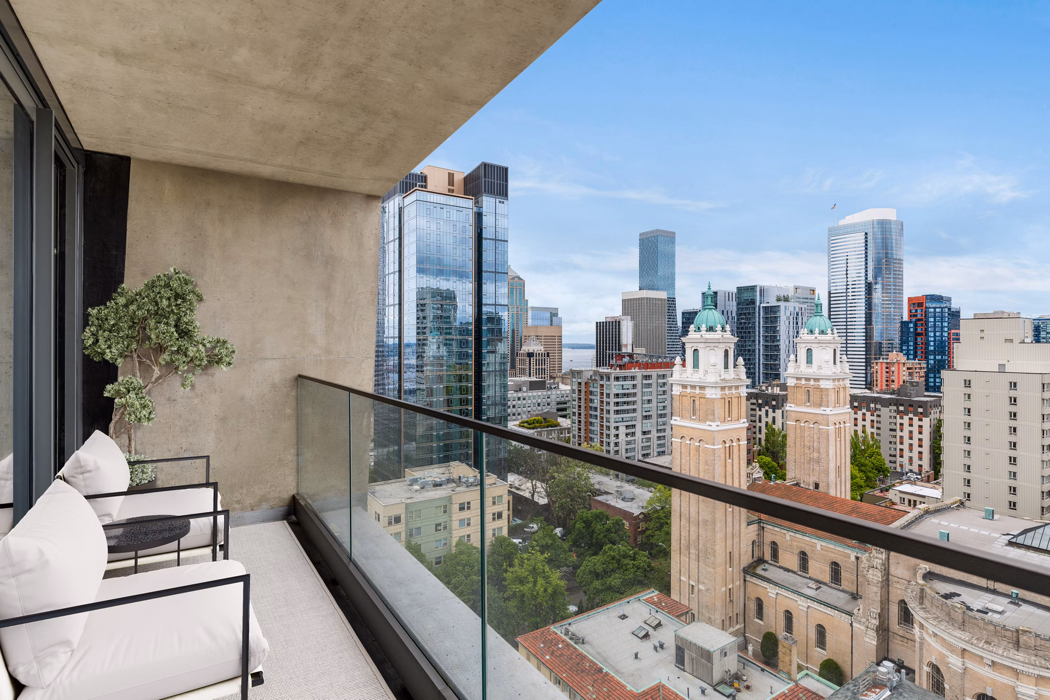 patio at Museum House Apartments