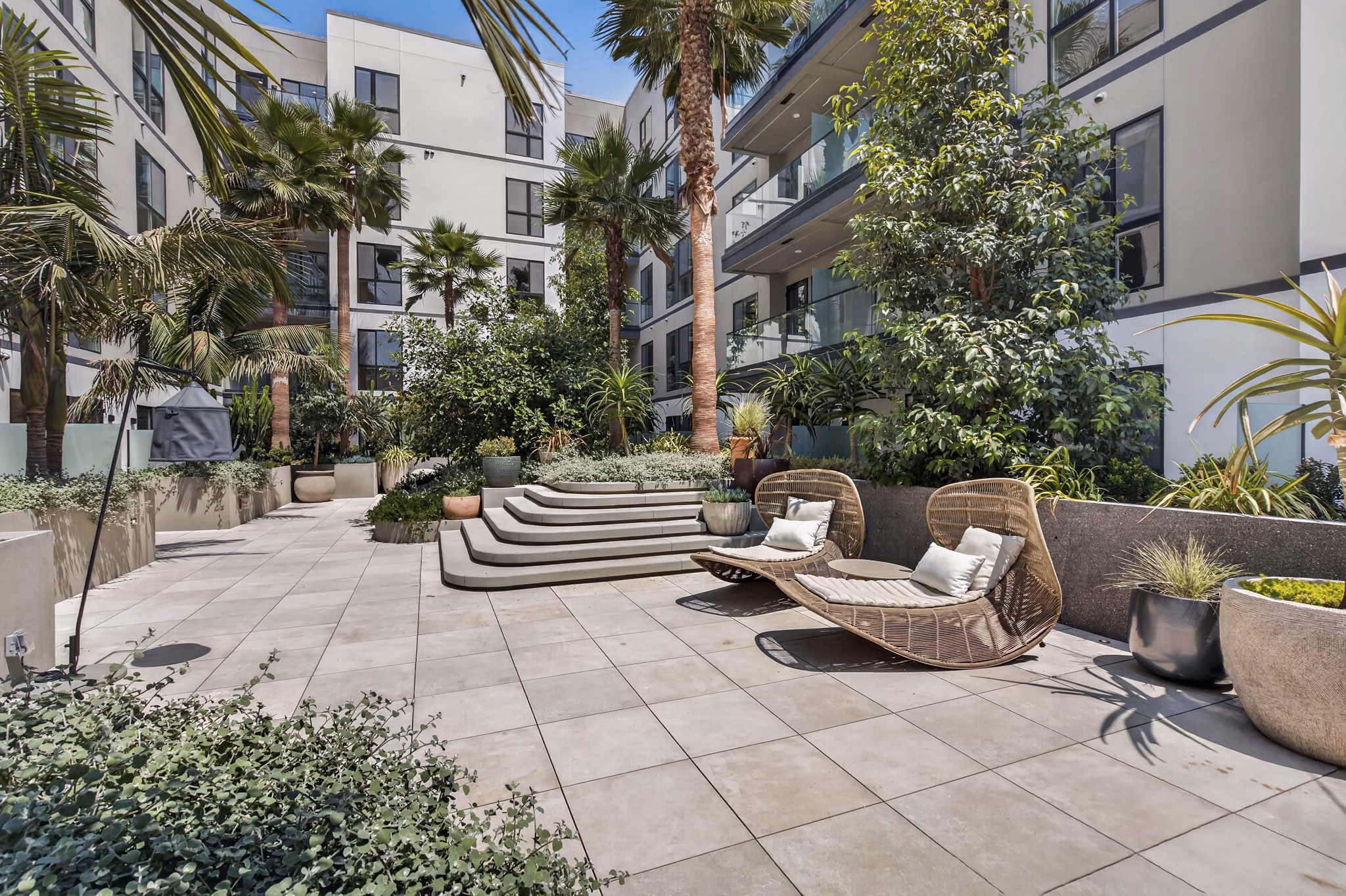 grill area at 5420 Sunset Apartments