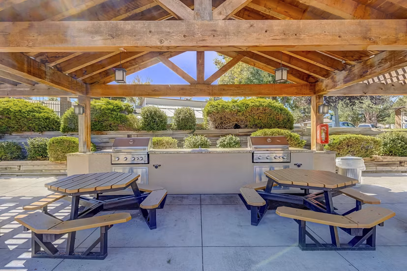 grill area at Ridgeview Place Apartments 